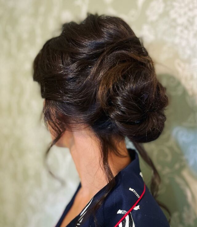 SARAH 💕- Yesterday’s choice - a soft, tousled, casual super shiny updo. Sarah’s brief was that she wanted to look different to her normal self, yet not done. Here she wears a soft, tousled mid to low bun with ‘falling out’ pieces. Don’t be deceived, it’s not thrown up, but carefully designed. Swipe left to see the addition of baby’s breath (or gypsophilia) just to dress up a little 🙂 
Wed at the gorgeous @hamswellhouse  and a fun sounding afternoon for our wonderful couple all the way from New Zealand. #hamswellhousewedding #bathbridalhair #bathbridalhairandmakeup #bathweddings #weddingsinbath #softbridalupdo #romantichair #brunettebride #newzealand #weddinghairbath @bathweddings @weddingsinbath @hamswellhouse