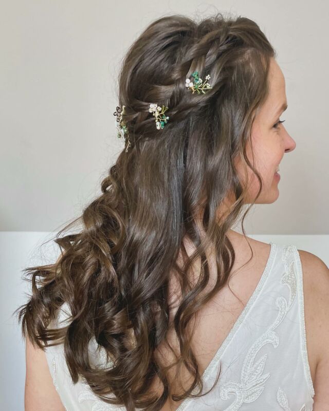 I haven’t posted in aaages . . A combination of volume of work, a lovely holiday in Crete and a bit of a social media break too! 
I just had to post photos of the lovely Martha’s wedding hair. A gorgeous relaxed vibe with bridesmaids choosing their own look - lovely 🙂
Martha, a teacher married Maria at @priorparkbath where she works. I didn’t get to meet Maria as they got ready separately, but I managed to arrange her stylist, the lovely Natasha @nlshair_, if you need more than one stylist, then I can often source this for you from my group of 14 recommended hair and/or make up artists - just ask 🙂 

Beautiful handmade hairpins from @elsaroseboutique 

#priorparkweddings #priorparkbath #bathbridalhair #bathbridalhairandmakeup #bathbrides #bathwedding #bathweddinghairdresser #samesexwedding #bohoweddinghair #hairpins #weddinghairpins #bridalhair #bridalhaireducation @bathweddings @weddingsinbath marianila